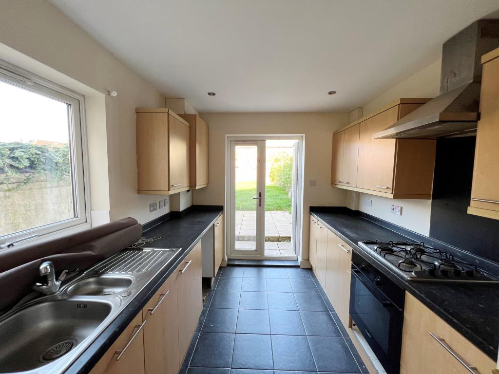 Lot: 8 - TOWN CENTRE HOUSE WITH OFF-ROAD PARKING -